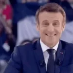 Vous êtes assis devant moi. Est ce que vous êtes debout