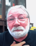 Hombre fųmando se atraganta y tose