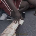 Un  mec qui emballe les tales