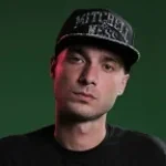 Sansar Salvo Yerinde Duramayan Adam