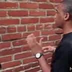 ele bota a mão na parede