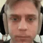 DER ER KAREN VOLF HONNINGKAGER I TASKEN OG DE LARMER IK