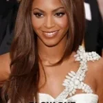 Qual a cor dos cabelos castanhos de Maria?