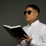 Pongase serio siervo