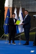 Spongebob sings The Red Sun In The Sky [HD] with English and Ch