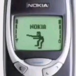 Ela me olha e vê um banco banco