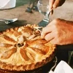 MOMO SE METE UNA TORTA DE MANZANA EN EL ORTO saturado