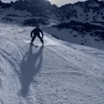 Il skie avec des sabatte