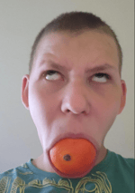 UKÁŽU VÁM PÉRO NA NĚM KLÍŠTĚ