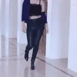 Za_oknom_devochka_v_bezhevom_platice