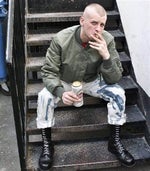 ein skinhead ist frei