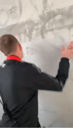 nan tape pas contre le mur gros