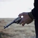 Aquele revolver quando atira faz pau pau kkkkkkkkkkk