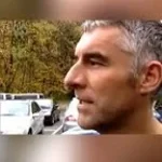 Einen Nagel in die Wand schlagen, voller Überzeugung