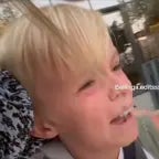 Vlogger glijdt uit luid